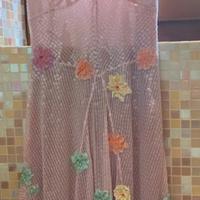 Vestito con paillettes e fiori con stola