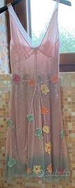 Vestito con paillettes e fiori con stola