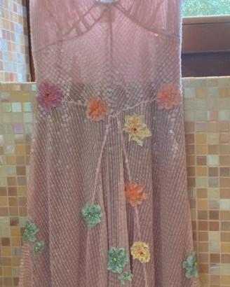 Vestito con paillettes e fiori con stola