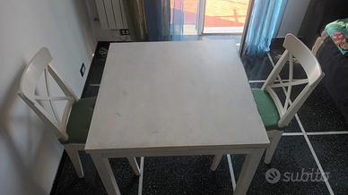 tavolo Ikea Bjursta con due sedie