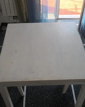 tavolo Ikea Bjursta con due sedie
