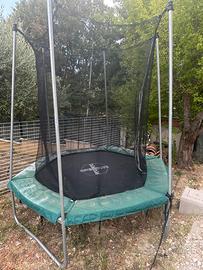 Trampolino elastico con rete di protezione