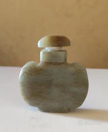 Antica snuff bottle cinese in giada celadon intagl