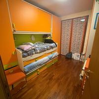 Cameretta completa di scrivanie