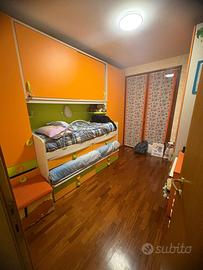 Cameretta completa di scrivanie