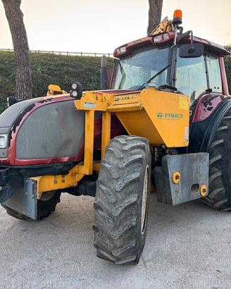 Valtra T140 con braccio decespugliatore