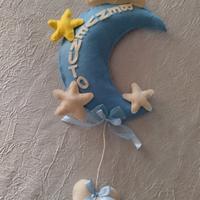 Fiocco nascita a forma di luna azzurra con stelle 