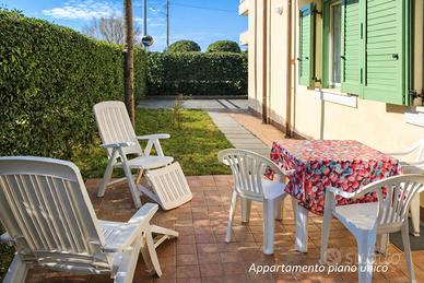 Marina di Massa: A 50 mt dal mare con giardino