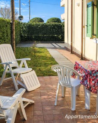 Marina di Massa: A 50 mt dal mare con giardino