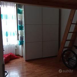 Ampia stanza singola soppalcata