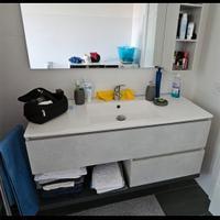 mobile bagno con lavabo, specchio e mobiletto 