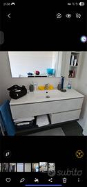 mobile bagno con lavabo, specchio e mobiletto 
