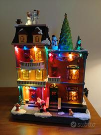 Villaggio natalizio casa con babboe pupazzi