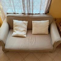 Divano due posti con opzione letto.
