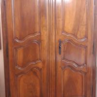 ARMADIO PROVENZALE IN NOCE CON INTAGLI FLOREALI