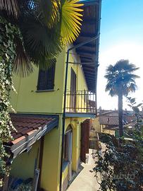 Casa con due appartamenti e giardino