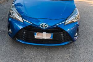 autovettura berlina ibrida