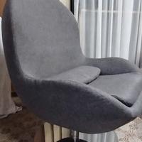 Poltrona in tessuto girevole