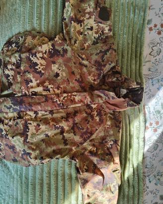 Giacca mimetica impermeabile in Gore-tex.