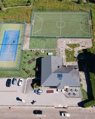 Ampio immobile e impianti sportivi a Bannio Anzino