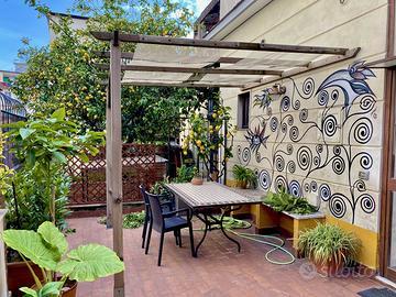 Casa indipendente con ampio terrazzo/cortile