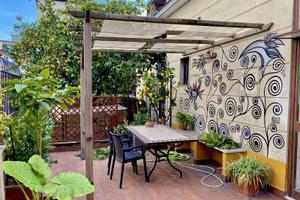 Casa indipendente con ampio terrazzo/cortile