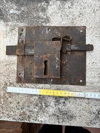Serratura antica lavorata a mano