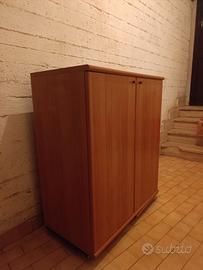 Mobile in legno con due ripiani e due sportelli