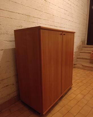 Mobile in legno con due ripiani e due sportelli