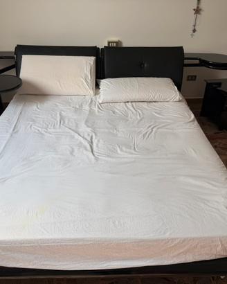 Letto matrimoniale con trstiera porta cuscini