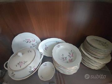 Servizio di piatti antico