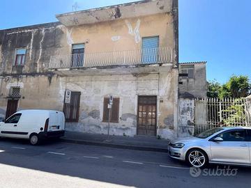 Casa indipendente di 350 m² con più di 5 locali a 