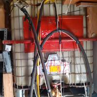 cisterna con pompa e tubo e pistola per carburanti