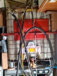 cisterna con pompa e tubo e pistola per carburanti