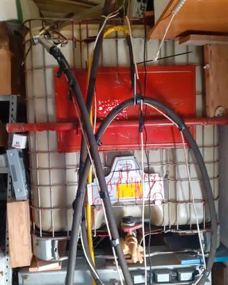 cisterna con pompa e tubo e pistola per carburanti