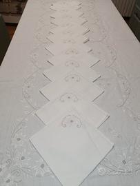 Tovaglia ricamata a mano