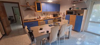 cucina completa di tavolo e credenza 