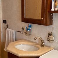 Mobile bagno con specchio contenitore