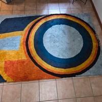 Tappeto con motivi geometrici