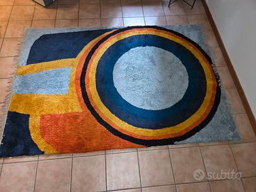 Tappeto con motivi geometrici