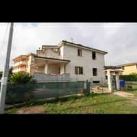 VILLA DA COMPLETARE CON GIARDINO E GARAGE