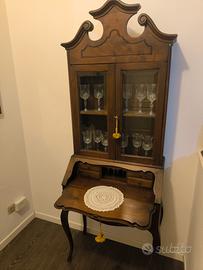 Vetrina in legno con ribalta stile classico