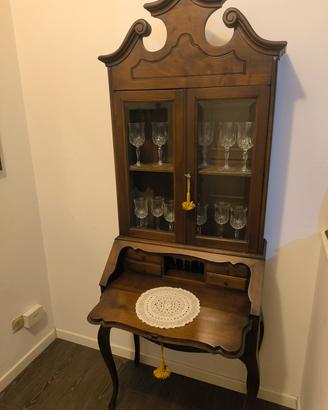 Vetrina in legno con ribalta stile classico