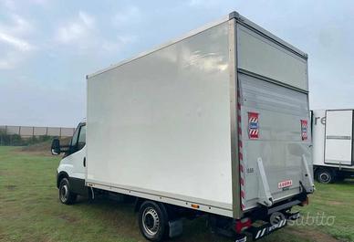 Trasportatore, traslochi, carichi scarichi