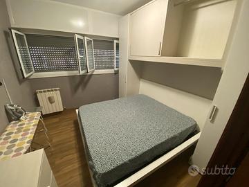 Stanza arredata con bagno privato
