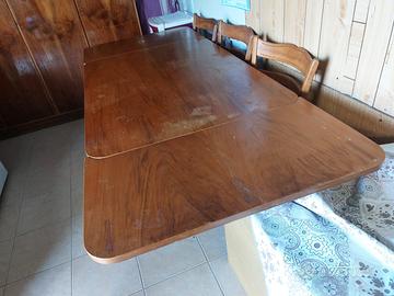 Tavolo in legno con sedie