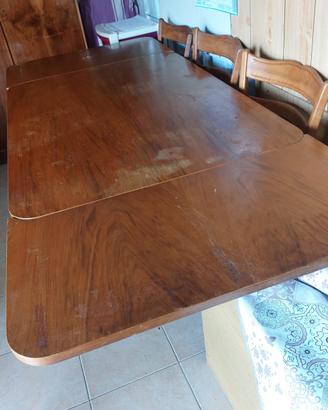 Tavolo in legno con sedie