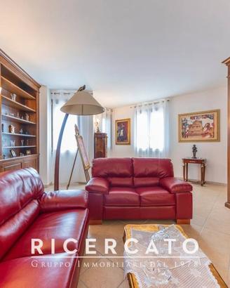 Villa di 250 m² con più di 5 locali e box auto dop