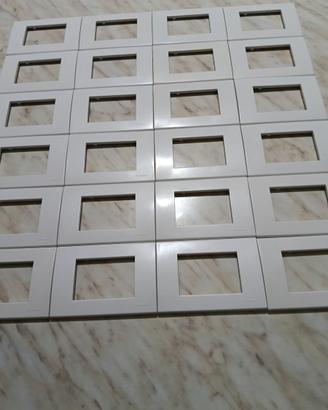 Placca bTicino living light a 3 moduli
