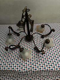 Lampadario Liberty in ferro battuto e vetro satina